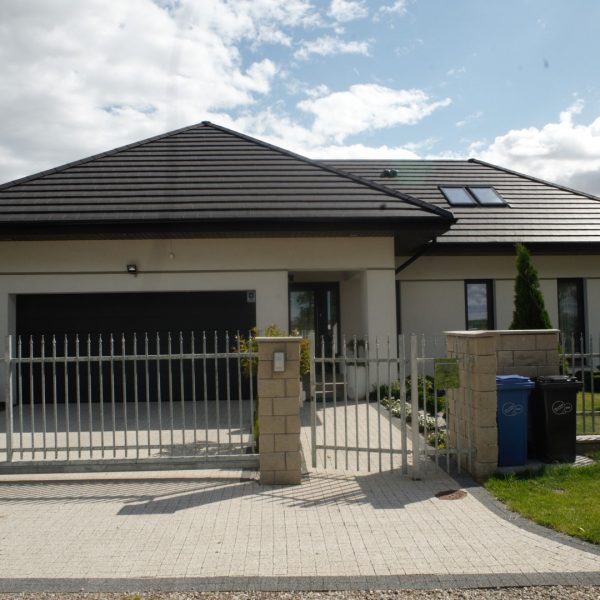 Dach pokryty płaską dachówką Wienerberger Actua w eleganckim czarnym odcieniu.